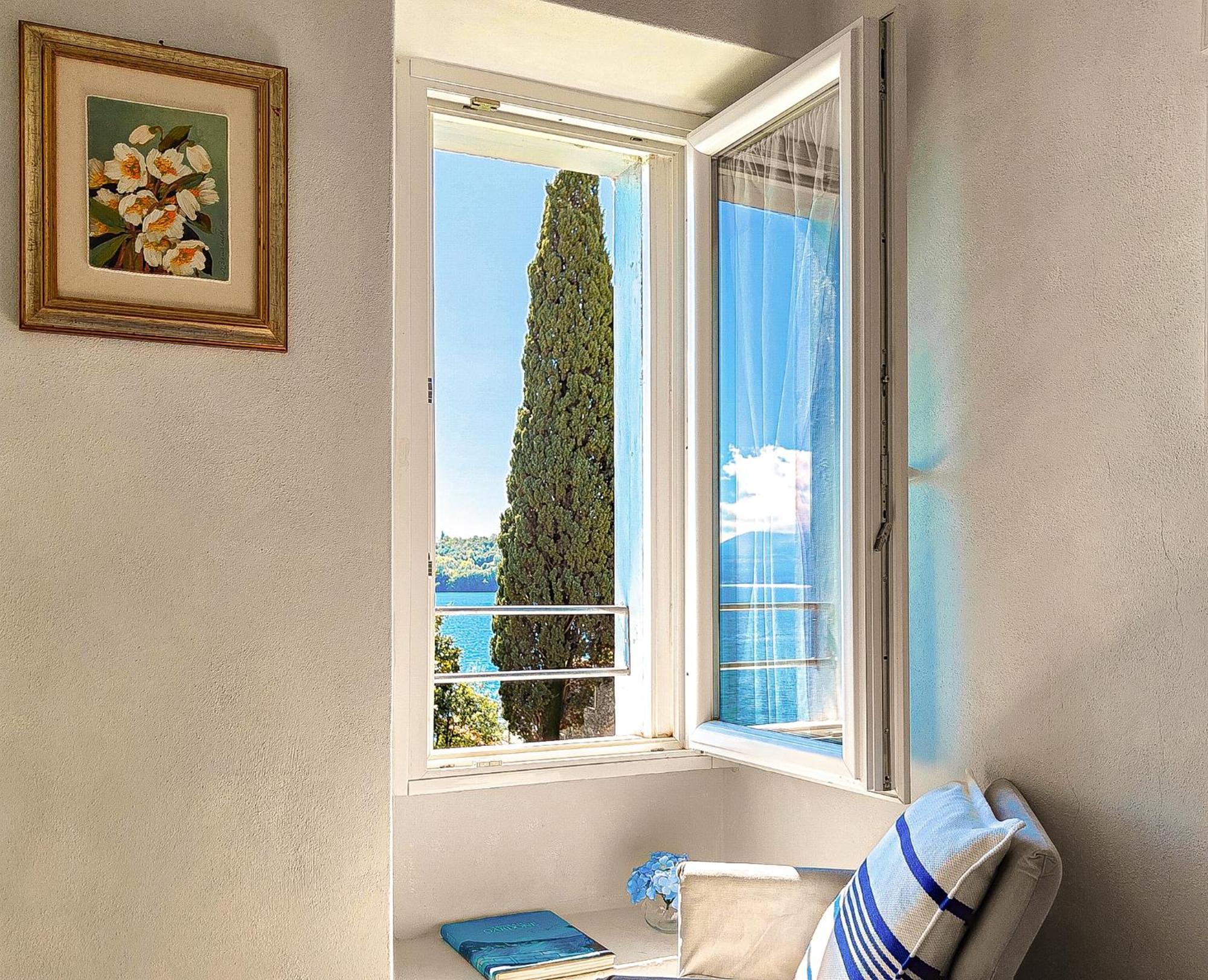 Luxury Lakeside Apartment Right On The Water Salo Exterior photo